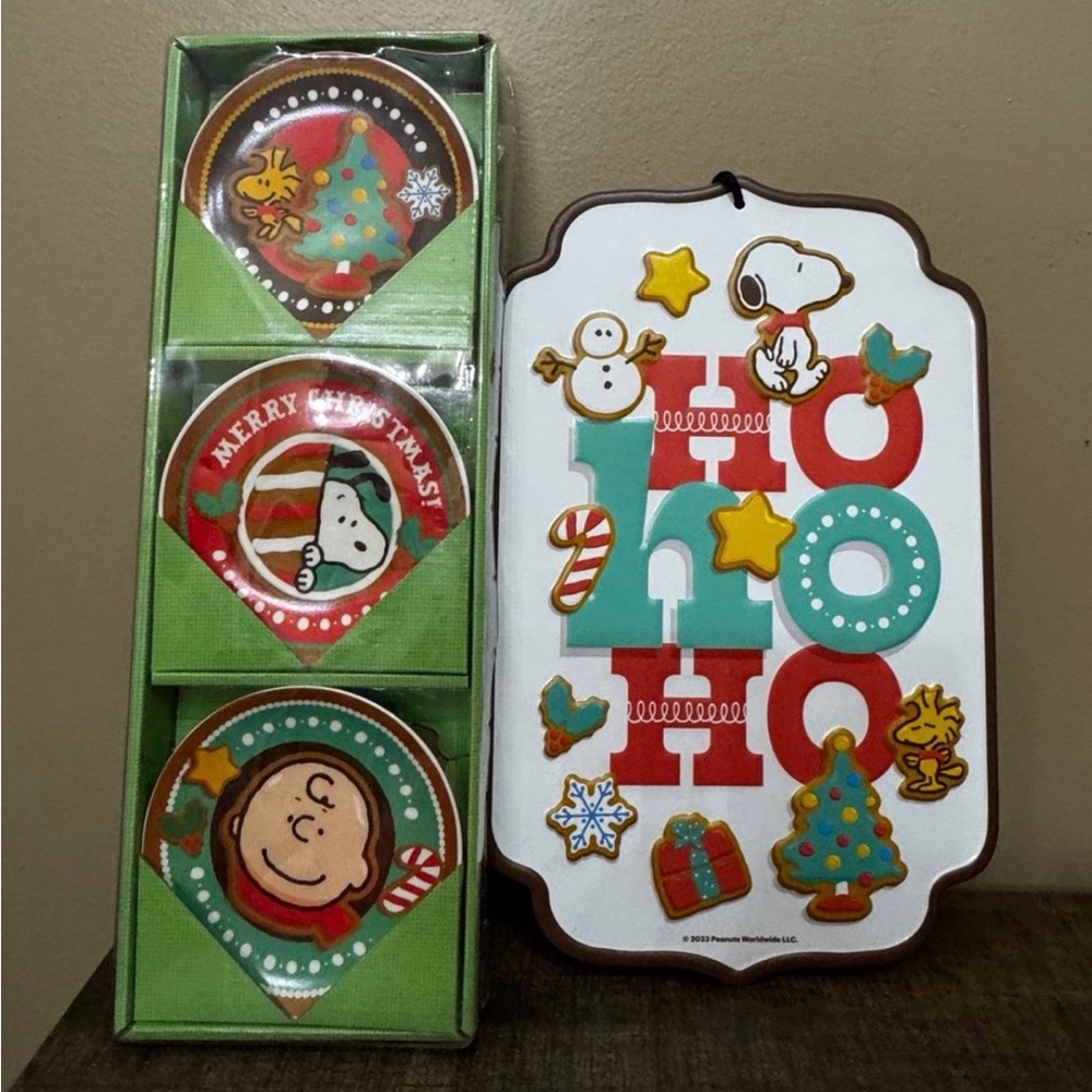 Peanuts Holiday decor Set - Red, Green, and White